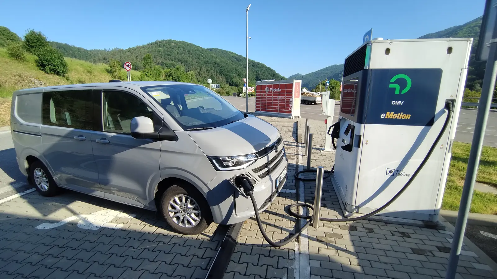 Naša elektrická dodávka na nabíjacej stanici