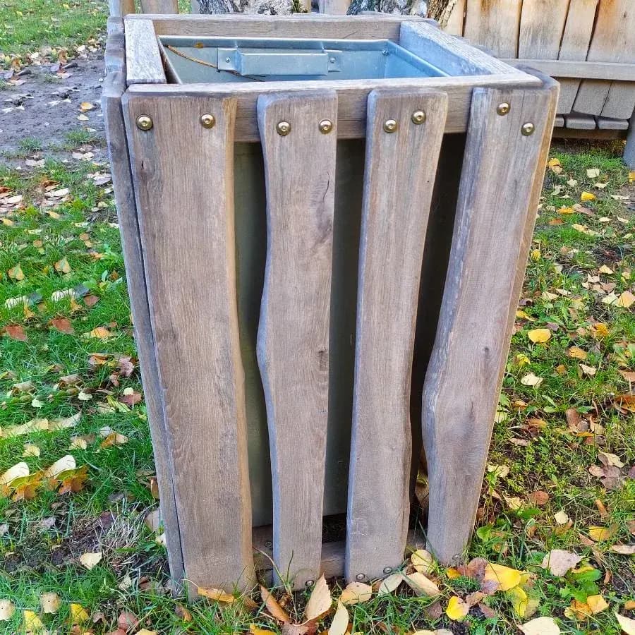 Abfallbehälter mit Holzverkleidung