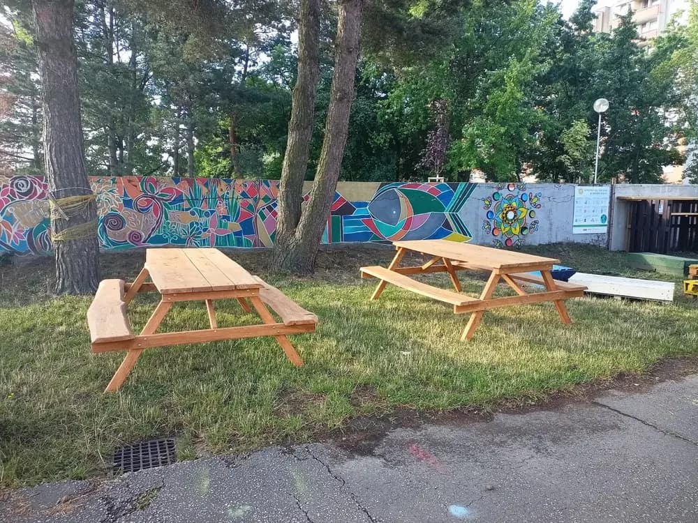Großer Tisch mit Bänken